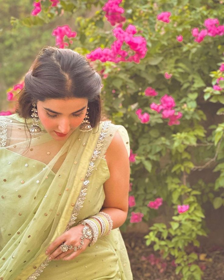 Social-Media-Girl-DP