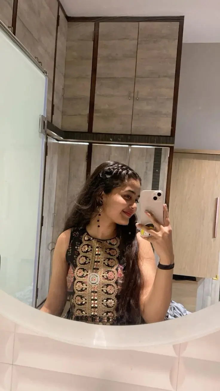 best-single-girl-dp-for-whatsapp-in-english-1