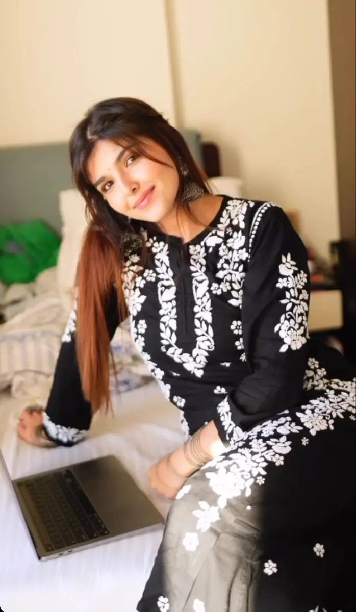 cute-single-girl-dp-instagram-attitude-1