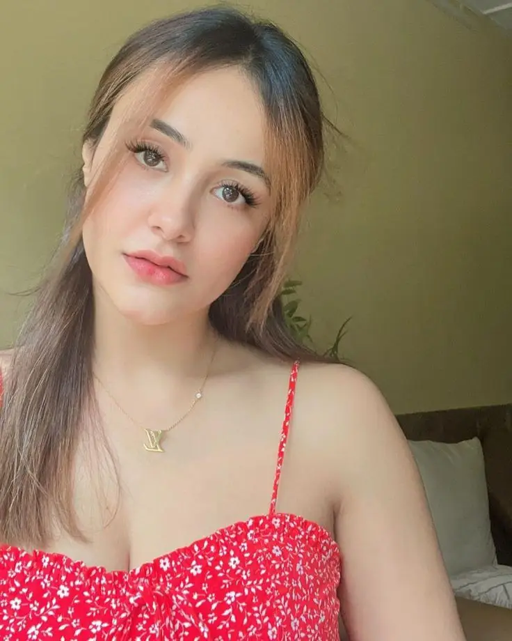 single-girl-attitude-dp-cartoon-for-instagram-2